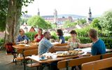 Prost im Biergarten hoch über Bamberg