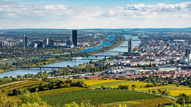 Wien Panorama im Herbst, Stadtansicht mit Donau vom Kahlenberg fotografiert