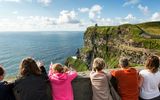 Touristen sehen auf die Cliffs of Moher