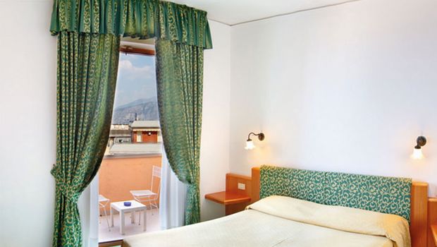 Zimmer mit Balkon im Hotel Villa Maria bei Sorrent in Italien