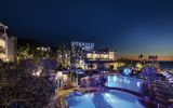 Aussicht über Sorriso Resort und Poollandschaft bei Nacht in Italien, Ischia
