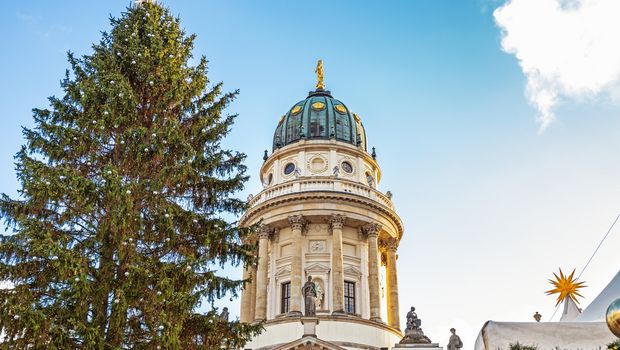 Weihnachtsmarkt auf Gendarmenmarkt in Berlin mit Blick auf Deutschen Dom