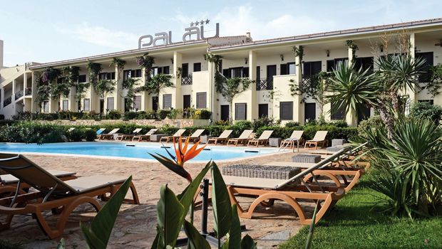 Poolbereich in grüner Anlage am Hotel Palau auf Sardinien in Italien
