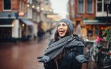 Touristin in Amsterdam im Winter