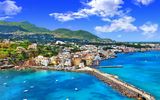 Blick auf den Hafen von Ischia