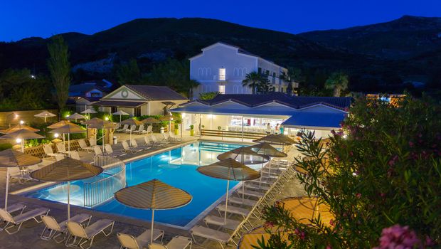 Hotel Cavo DOro, Abendstimmung am Pool