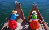 Frauen auf traditionellem Boot, Peru