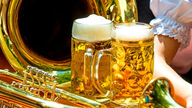 Bierkrüge mit Trompete