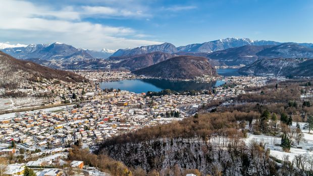 Luganersee und Schweizer Alpen mit Dorf Cadegliano Viconago im Winter