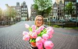 Junge Frau mit Tulpen in Amsterdam