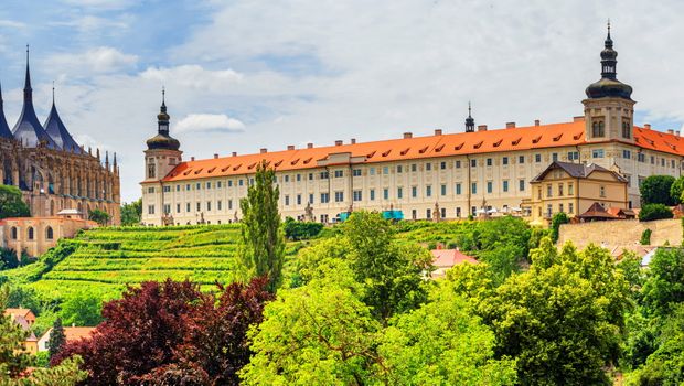 Panoramablick auf St.-Barbara Kirche und das Jesuitenkolleg in Kuttenberg