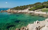 Badebucht mit klarem Wasser vor Hotel La Bisaccia in Sardinien, Italien