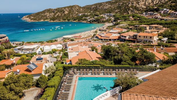 Aussicht auf den Pool von Hotel Mon Repos und das blaue Meer bei Sardinien, Italien