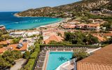 Aussicht auf den Pool von Hotel Mon Repos und das blaue Meer bei Sardinien, Italien