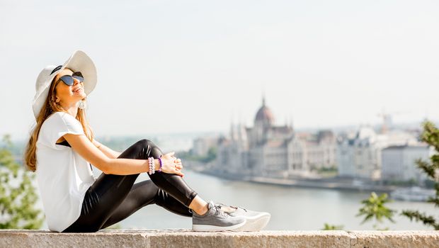 Budapest, Frau vor malerischer Kulisse