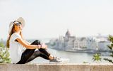 Budapest, Frau vor malerischer Kulisse