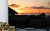 Blick auf Sonnenuntergang von Hotel Aktea in Italien, Liparische Inseln