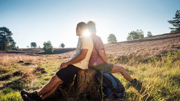 Lüneburger Heide, Wanderrasten, Pärchen in der Sonne