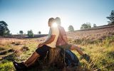 Lüneburger Heide, Wanderrasten, Pärchen in der Sonne