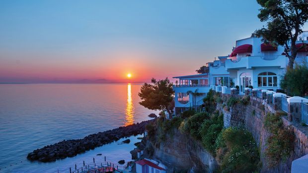 Aussicht am Abend von Hotel La Madonnina auf das Meer bei Ischia, Italien