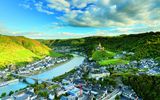 Cochem im Moseltal mit umliegenden Weinbergen