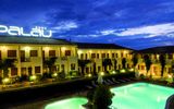 Blick auf den Pool vor Hotel Palau auf Sardinien in Italien am Abend