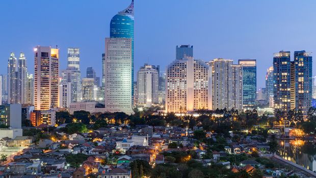 Skyline von Jakartas Innenstadt bei Sonnenuntergang