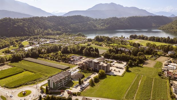 Hotelansicht mit Landschaft