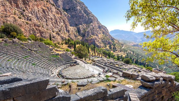 Amphitheater und der Apollon-Tempel in Delphi