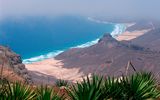 Strand- und Berglandschaft auf Santo Antao