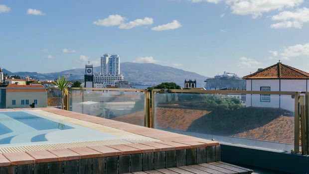 Dachterrasse mit Pool, Hotel Talisman in Ponta Delgada