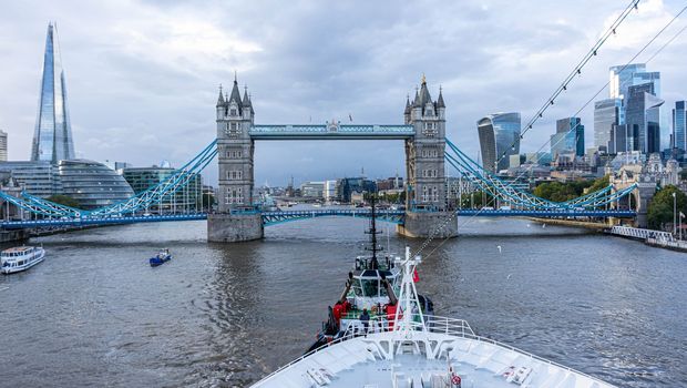 MS Hamburg in London an der Tower Bridge