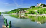 Würzburg Mainufer mit Festung Marienberg