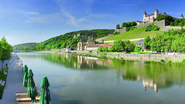 Würzburg Mainufer mit Festung Marienberg