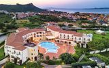 Drohnenansicht auf das Blu Hotel Morisco in Sardinien, Italien 