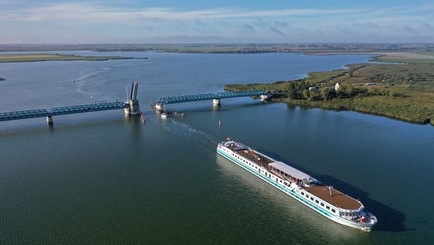Junker Joerg passiert Peenebrücke Zecherin