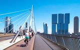 Rotterdam, Radfahrer vor der modernen Skyline