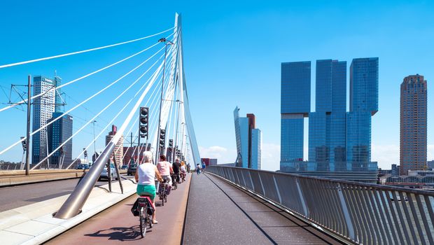 Rotterdam, Radfahrer vor der modernen Skyline
