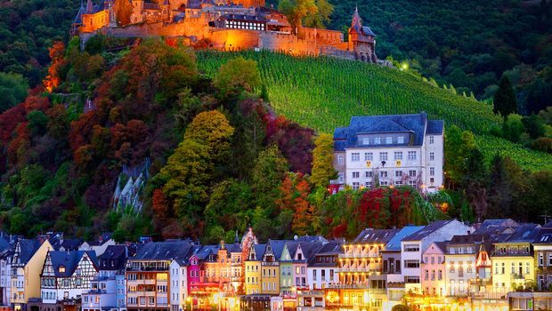 Cochem-Zell, Reichsburg Cochem mit Weinhang an der Mosel