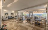 Lobby mit Blick auf das Meer im Hotel La Bisaccia in Sardinien, Italien