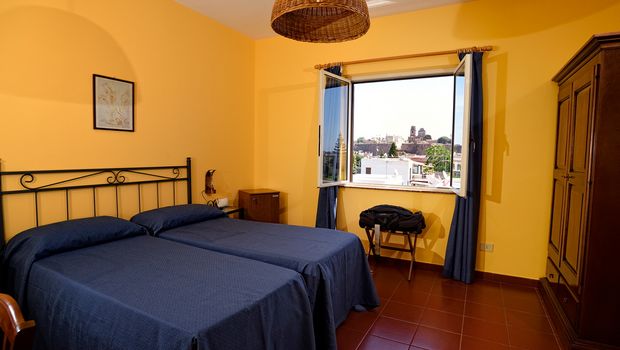 schlichtes Doppelzimmer mit schöner Aussicht im Hotel Gattopardo auf Lipari in Italien