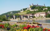 Würzburg Mainkai mit Blick auf Festung Marienberg