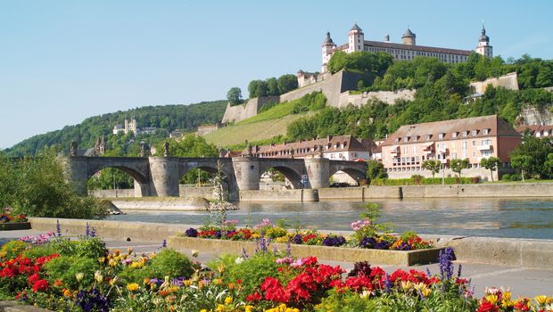 Würzburg Mainkai mit Blick auf Festung Marienberg