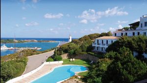 Blick auf den Pool am Meer im Hotel Luci di la Muntagna auf Sardinien in Italien