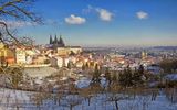 Blick vom Petrin auf die Burg in Prag mit Moldau und Altstadt