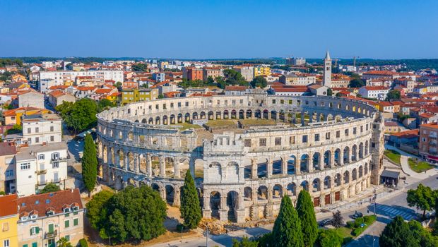 Blick auf das Amphitheater in Pula