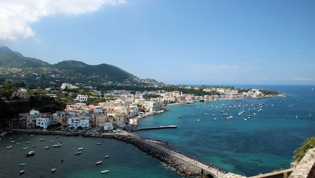 schöne Aussicht auf das Meer mit Hafen von Ischia, Italien