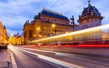 Prag bei Nacht vor dem National Theater
