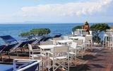 sonnige Terrasse mit Sitzplätzen am Hotel Il Faro auf Sorrent in Italien