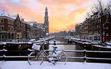 Verschneite Brücke in Amsterdam